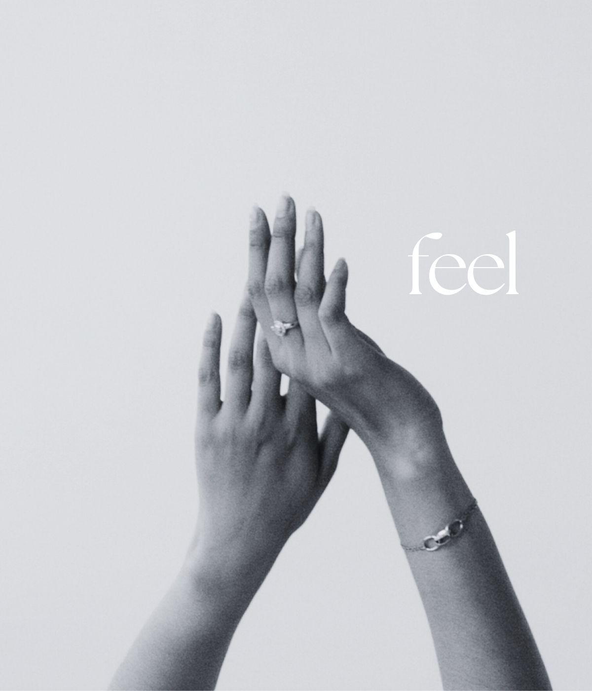 feel – zwei Hände, die sich im Licht berühren