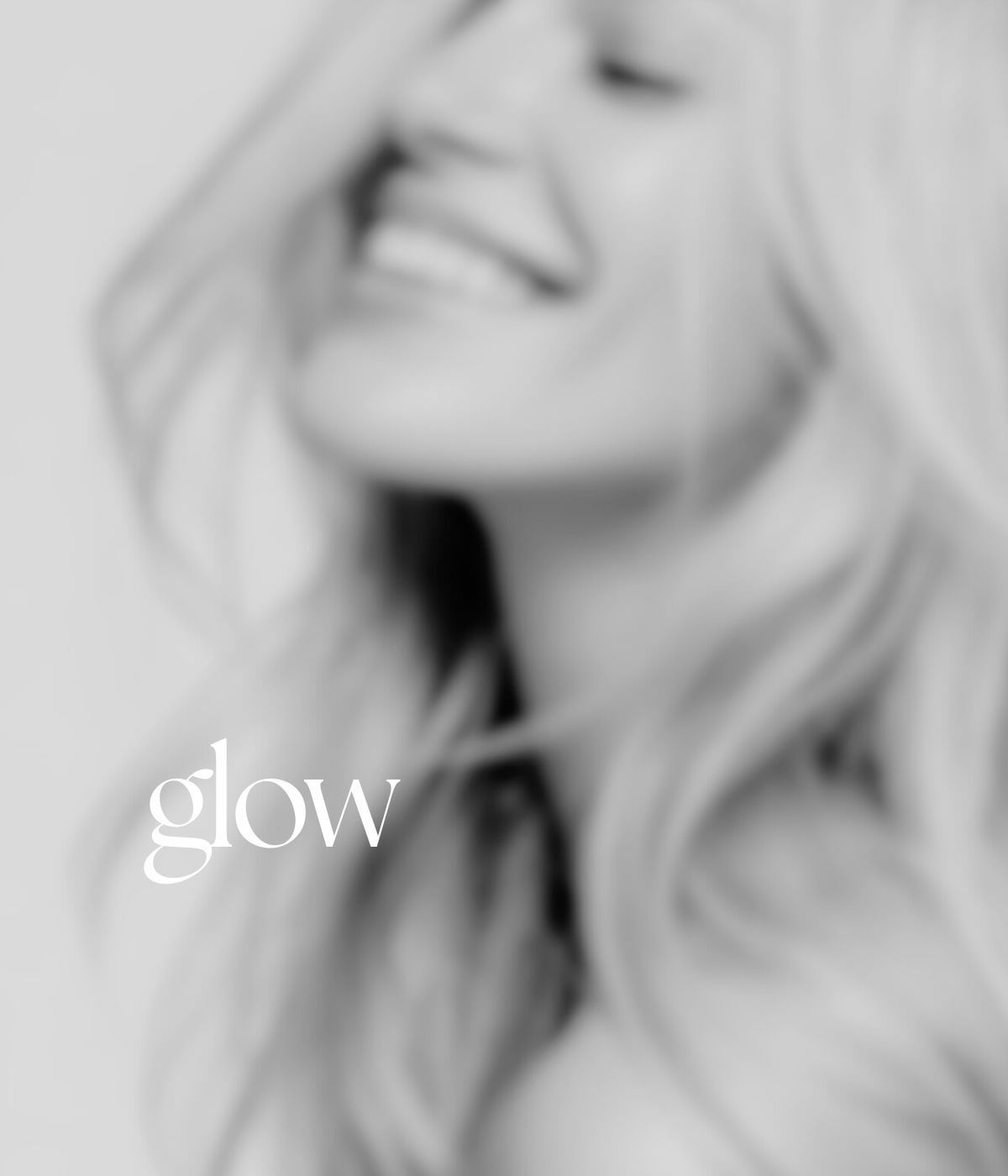 glow – eine lachende Frau mit hellem, offenem Haar