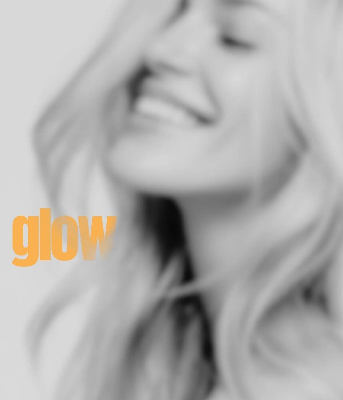 glow – eine lachende Frau mit hellem, offenem Haar
