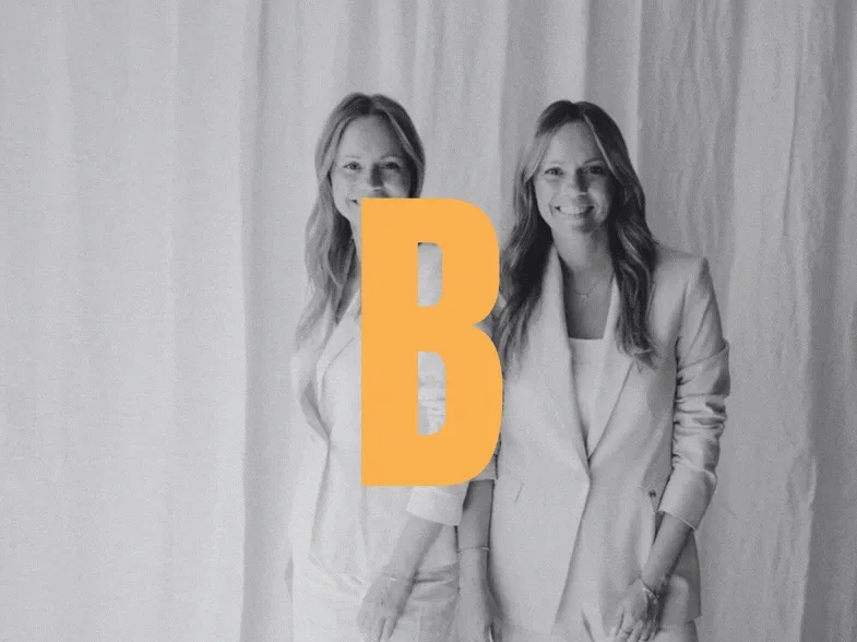 Pia und Nina, Zwillinge und Gründerinnen der Online Boutique Agentur, in Schwarzweiß