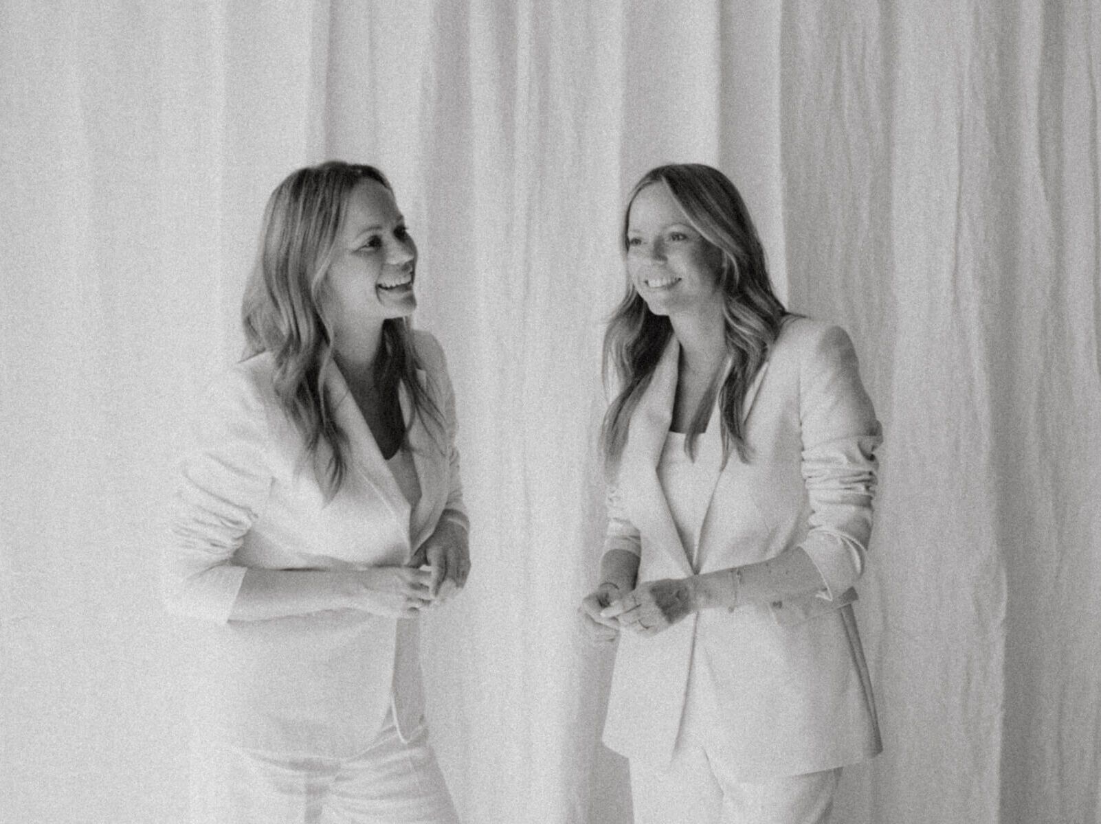 Pia und Nina, Zwillinge und Gründerinnen der Online Boutique Agentur, in Schwarzweiß